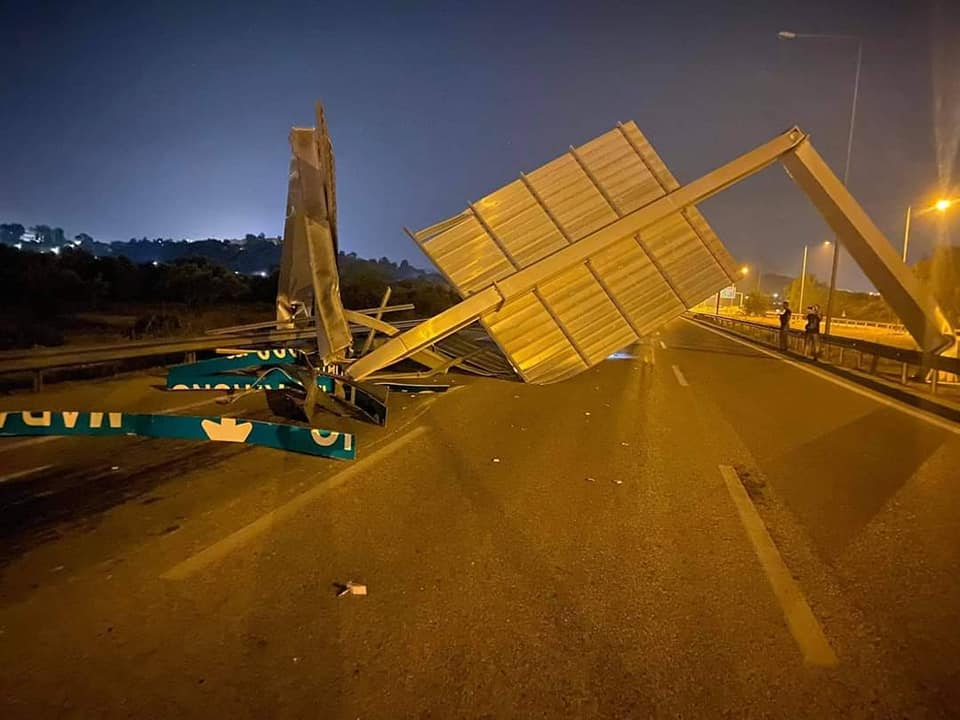 Νταλίκα κομμάτιασε πινακίδα στην Αττική Οδό 